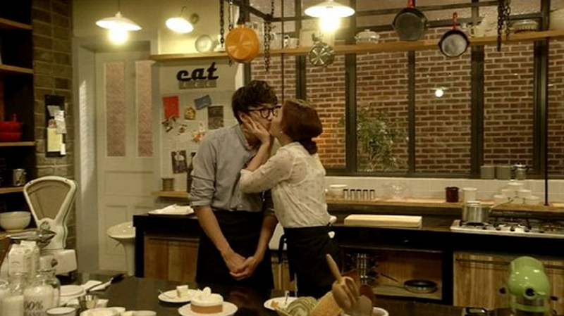 Lee Kwang Soo and Goo Eun Ae Share a “Cream Kiss” Lee Kwang Soo and Goo Eun Ae Share a “Cream Kiss”