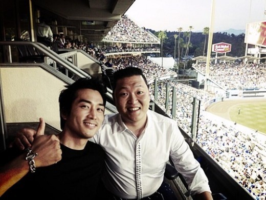 Song Seung Hun And PSY Catch The LA Dodgers Game Song Seung Hun And PSY Catch The LA Dodgers Game