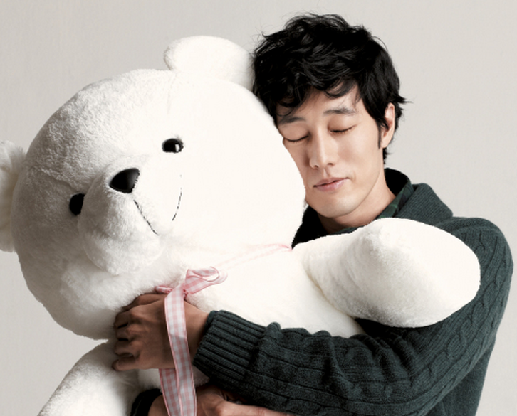 Handsome Actor So Ji Sub Checks Himself Out in His Compact Mirror on “Master’s Sun” Set Handsome Actor So Ji Sub Checks Himself Out in His Compact Mirror on “Master’s Sun” Set