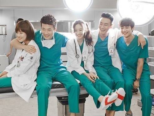 The Cast of “Medical Top Team” Are All Smiles in BTS Photos The Cast of “Medical Top Team” Are All Smiles in BTS Photos