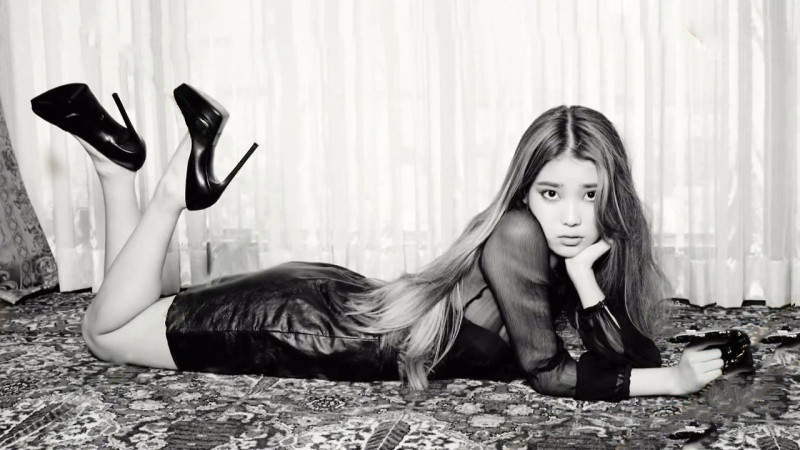 IU Reveals the Secret to Her Disappearing Act for “Red Shoes” IU Reveals the Secret to Her Disappearing Act for “Red Shoes”