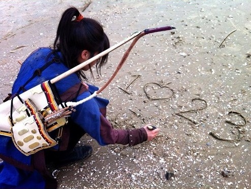 Ha Ji Won Shows Her Playful Side in “Empress Ki’s” Behind The Scene Photos Ha Ji Won Shows Her Playful Side in “Empress Ki’s” Behind The Scene Photos