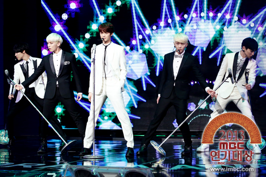 SHINee performing "Dream Girl"