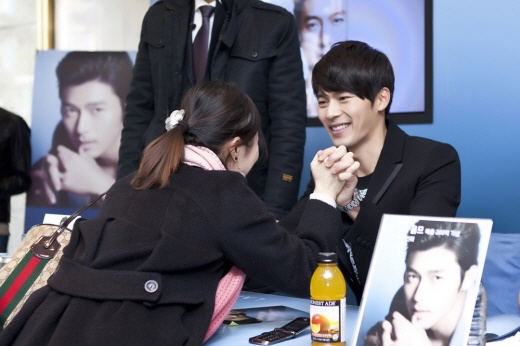 Resultado de imagen para hyun bin y fan