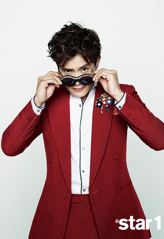 Lee Byung Hun Poses and Talks to @star1: “Bruce Willis Is My Bibimbap