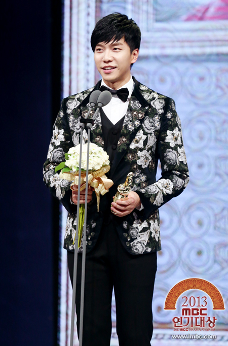 lee seung gi variety show 2014 who wore it better lee seung gi vs joo ji hoon s battle lee seung gi variety show 2014 who wore it better lee seung gi vs joo ji hoon s battle