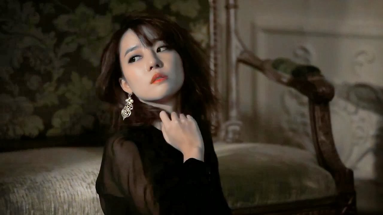 Rainbow's Woori Looks Hip and Fresh in a "BLAXX" Snapback Soompi