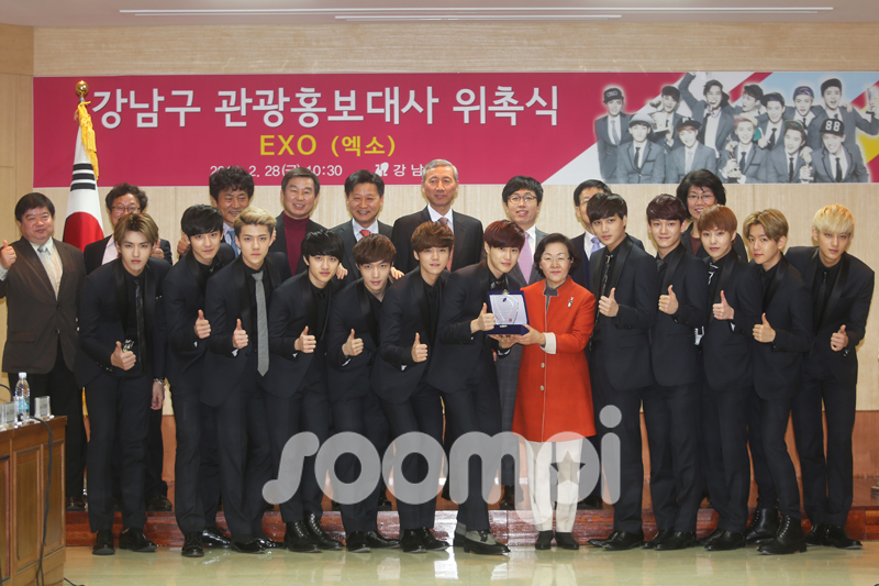 That guy in back of Kai picked the wrong spot. Also that man in back of Kris whom still can't be seen despite Kris bending down.