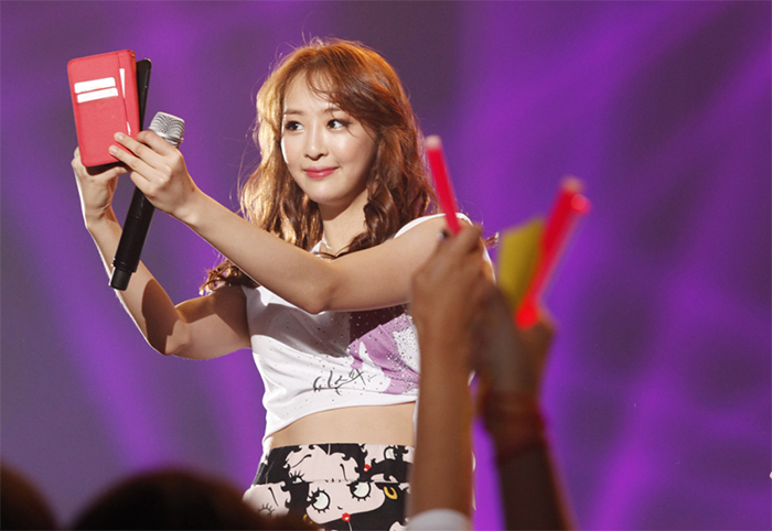 Dasom takes a selca of herself during last year's SISTAR concert. Picture courtesy of Starship Entertainment to GTG.