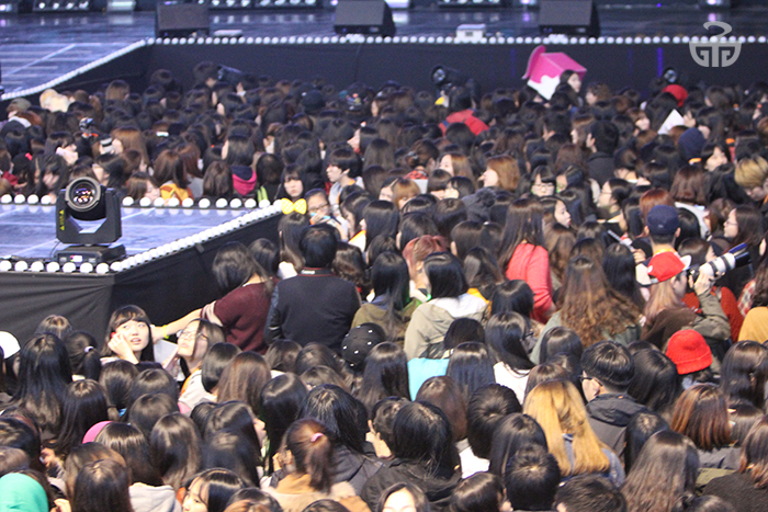 Fans wait patiently for the opening act of the 2013 GS concert: 4Minute.