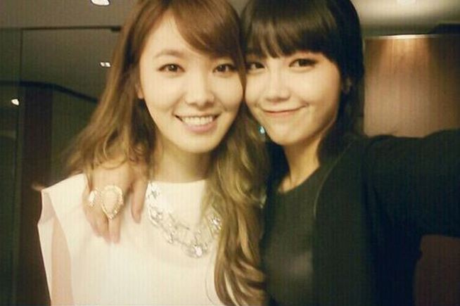 shin bora jung eun ji smile together cutely camera soompi shin bora jung eun ji smile together cutely camera soompi