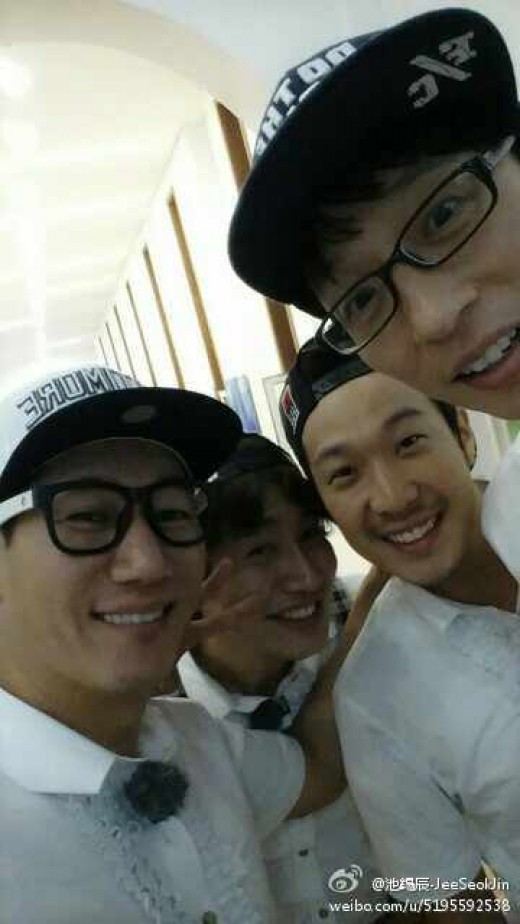 The Cast of “Running Man” Take a Friendly Picture Together
