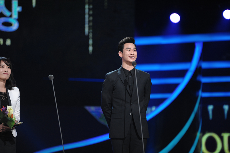 Kim Soo Hyun, Most Outstanding Korean Actor and People's Choice at SDA 2014